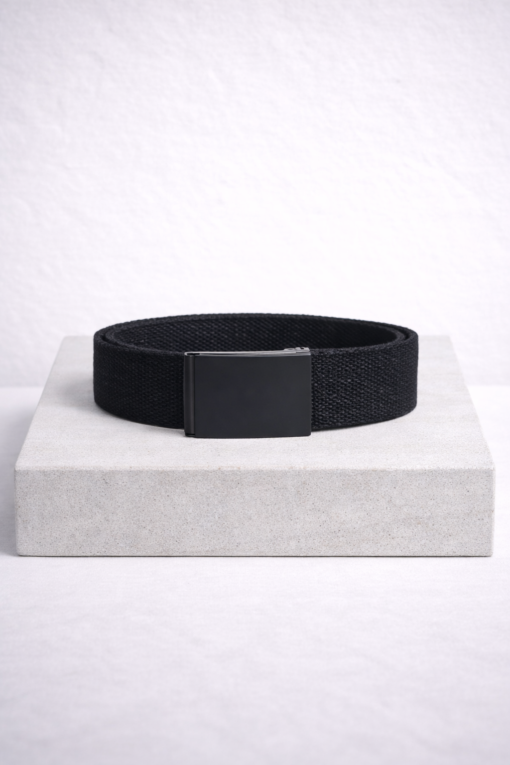 Textile belt with automatic buckle